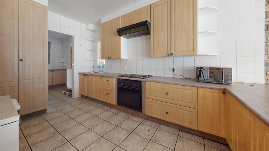 6 Bedroom Property for Sale in Kannoniers Park North West